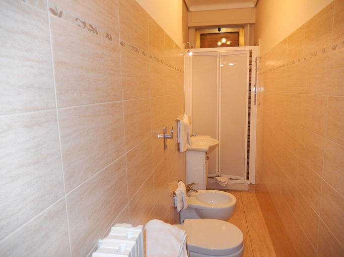 Bathroom 4, Bella Giulia, Ragusa