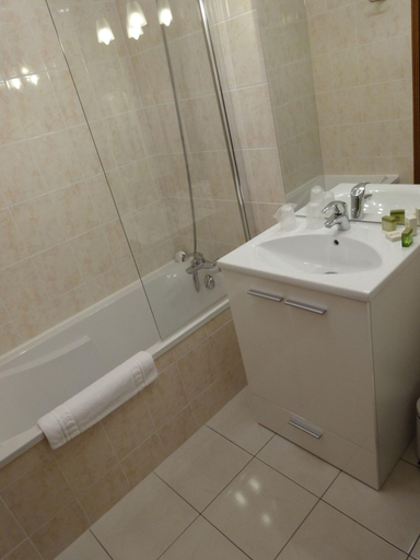 Bathroom 4, Hotel De La Cloche, Côte-d'Or