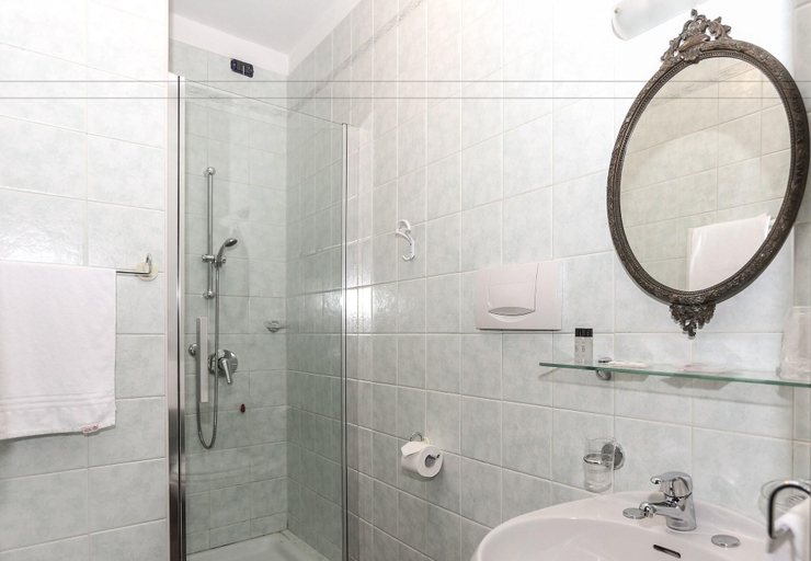 Bathroom 5, Hotel Serafino, Padua