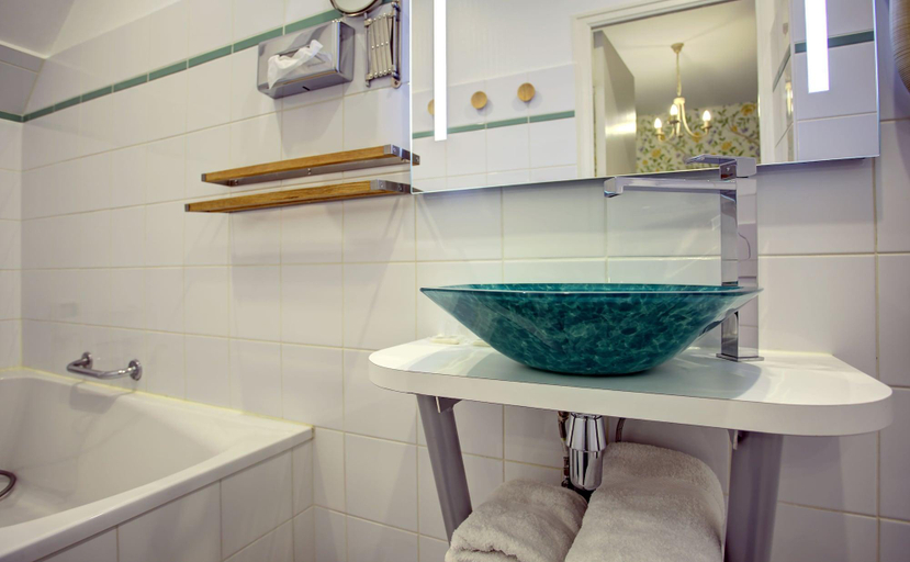 Bathroom 4, Hotel du Mail, Maine-et-Loire