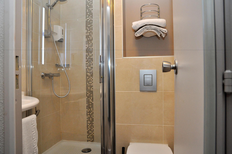 Bathroom 5, ibis Styles Saint Brieuc Plerin, Côtes-d'Armor