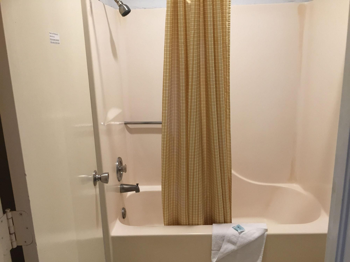 Bathroom 3, Flamingo Inn, Osceola