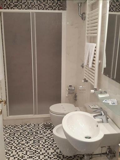 Bathroom 4, Hotel Mediterraneo, Napoli