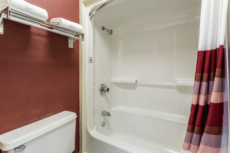 Bathroom 4, Red Roof Inn Bowling Green, Warren