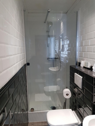 Bathroom 5, Hotel Industrie, Vlaams Brabant