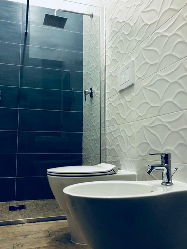 Bathroom 5, Palazzo Ferrara, Napoli
