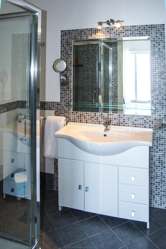 Bedroom 5, Maniel Beach Hotel, Messina