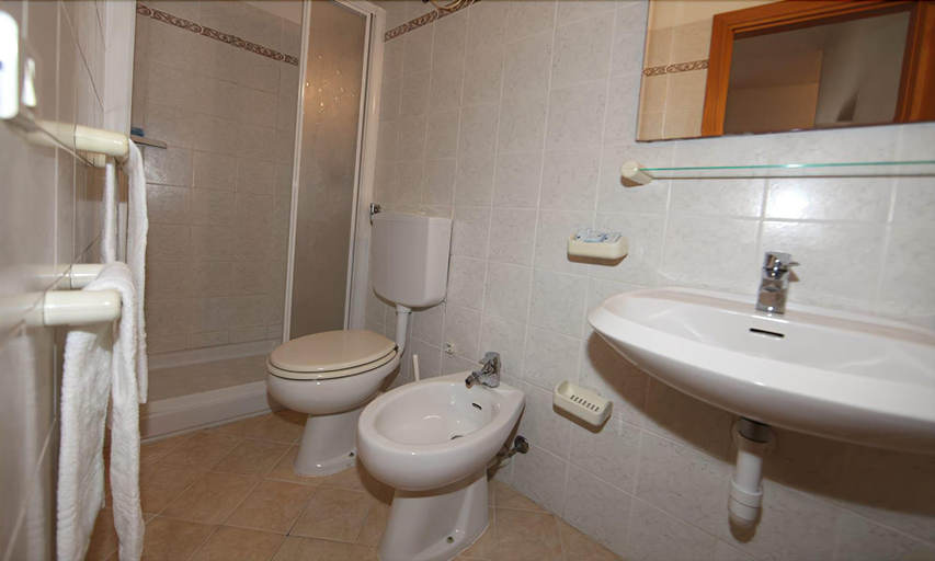Bathroom 4, Hotel La Rosa, Livorno