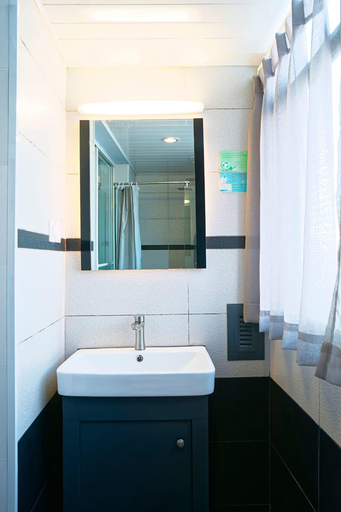 Bathroom 5, Upland International Youth Hostel, Kunming