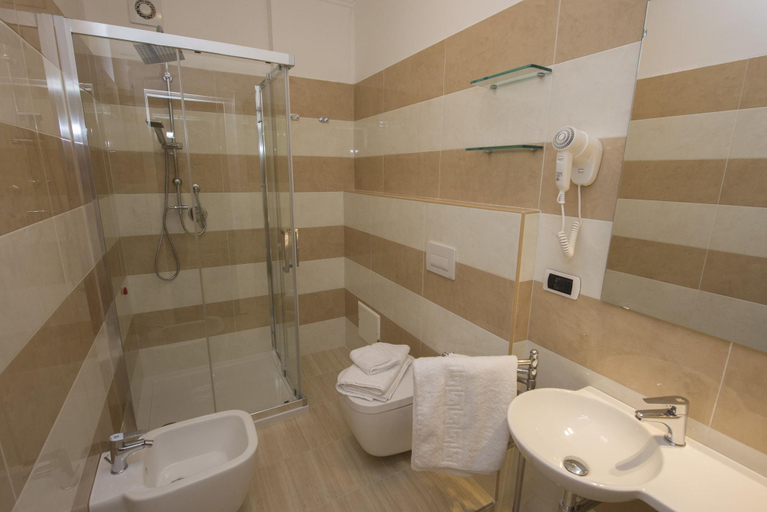 Bathroom 4, Passo Del Cavaliere, Vibo Valentia