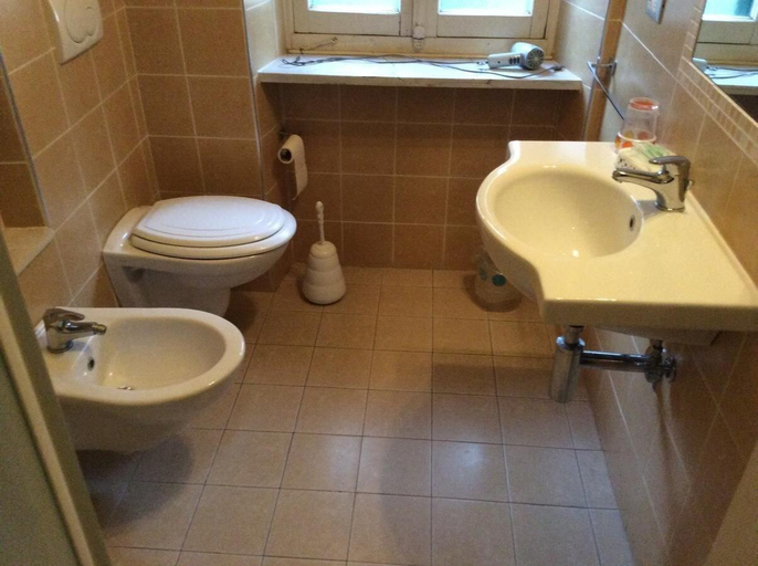 Bathroom 5, Residence Conchiglia Aparthotel, Savona