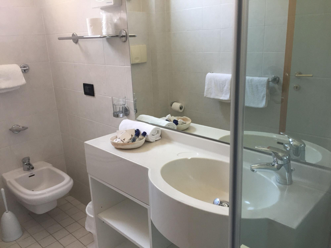 Bathroom 5, Hotel La Conchiglia, Rimini