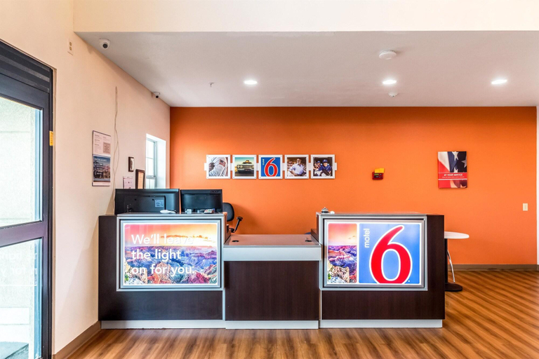 Public Area 2, Motel 6 Jourdanton, TX, Atascosa