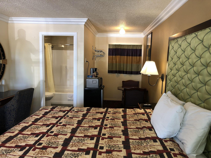Public Area 3, Lamplighter Motel, Lake
