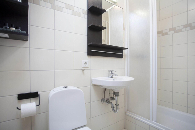 Bathroom 5, Torg Guesthouse, Akureyri