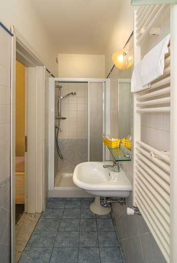 Bathroom 5, Hotel Arcangelo, Lucca