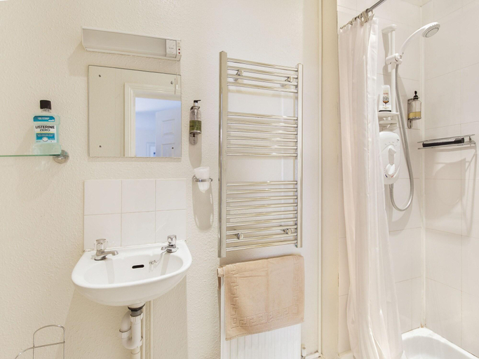 Bathroom, The Bell at Boxford, West Berkshire