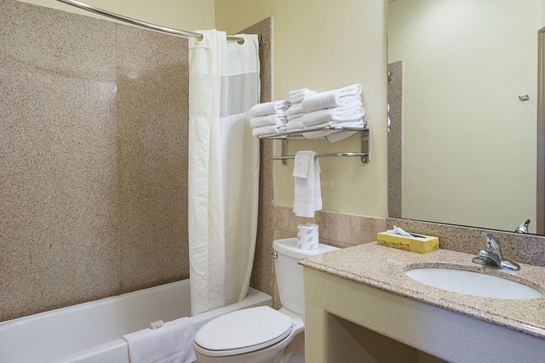Bathroom 5, Quality Inn & Suites Victoria South, Victoria