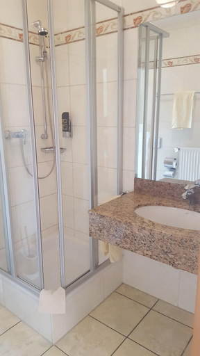 Bathroom 4, Hotel-Cafe Rathaus, Kelheim