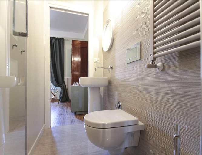 Bathroom 5, Torre Sant'Antonio Tivoli, Rome