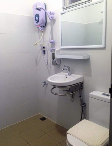 Bathroom 4, Yit Foh Coffee Park Cottage, Tenom