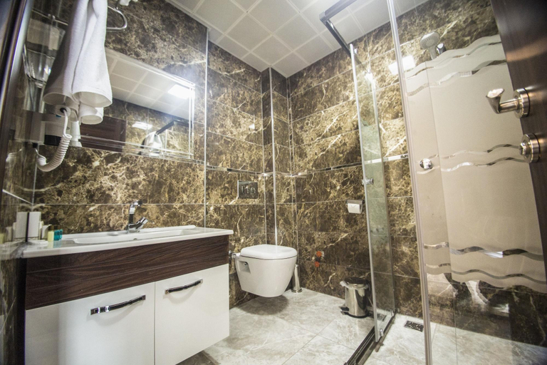 Bathroom 5, The Corner Hotel, Sincan