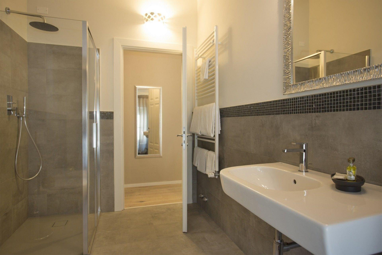 Bathroom 5, Villa Anna, Lucca