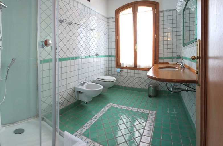 Bathroom 4, Hotel La Torre, Padua