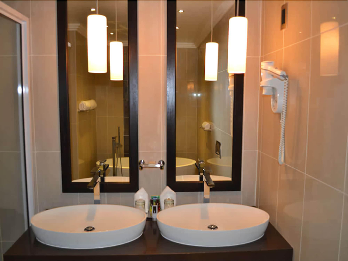 Bathroom 4, President Hotel & Conference Venue, Mangaung