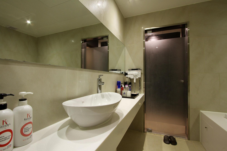 Bathroom 4, Bando Tourist Hotel, Gyeyang
