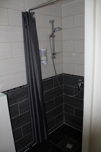 Bathroom 4, Hôtel Saglam, Val-d'Oise