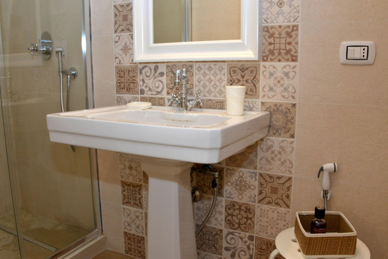 Bathroom 5, Casa Baldassarre, Brindisi