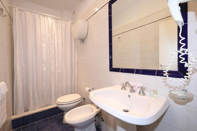 Bathroom 4, Hotel Moderno, Siena