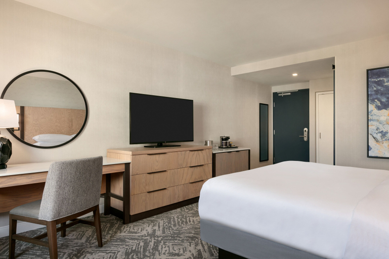 Bedroom 3, Doubletree By Hilton Canton Downtown, Stark