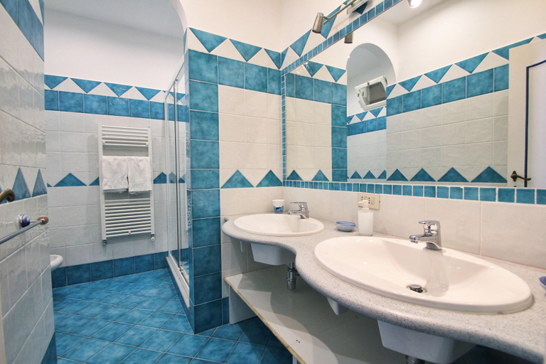 Bathroom 4, Casa Augusto, Napoli