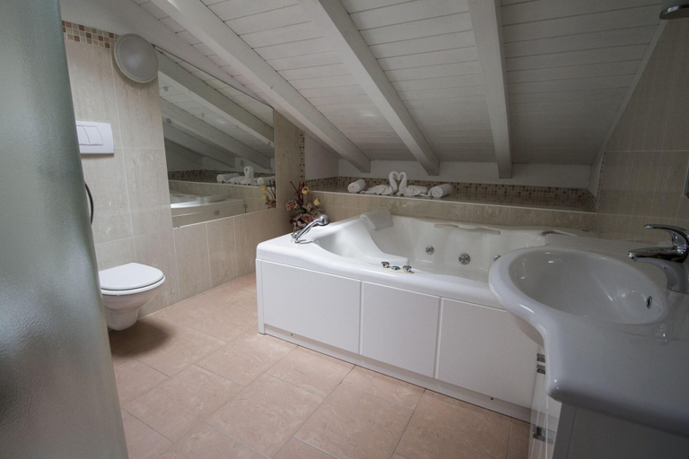 Bathroom 5, Hotel Lady Mary, Ravenna