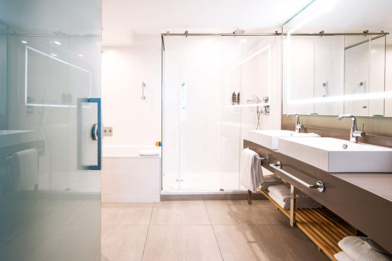 Bathroom 4, Courtyard by Marriott Paris Porte de Versailles, Hauts-de-Seine