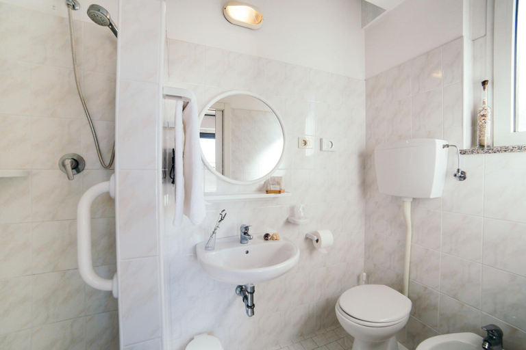 Bathroom 4, De La Ville Boutique Hotel, Rimini