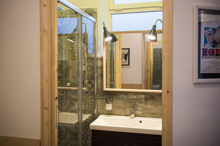 Bathroom 5, Palazzo San Vincenzo, Napoli
