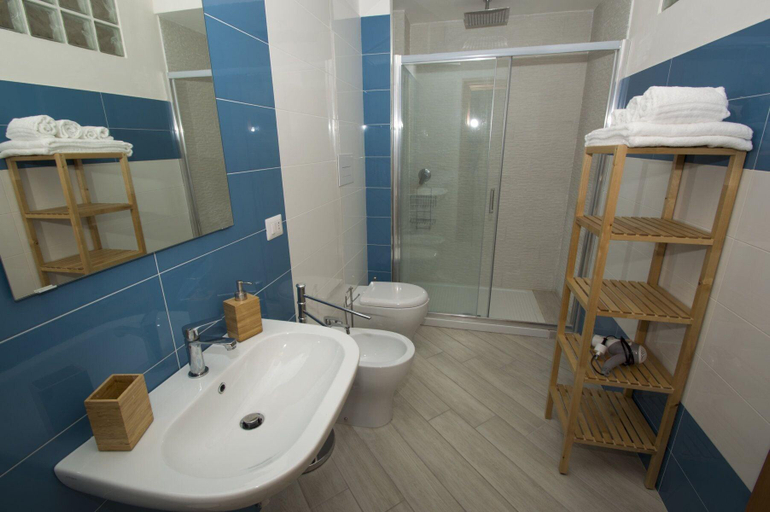 Bathroom 4, B&B LA PIAZZETTA, Salerno