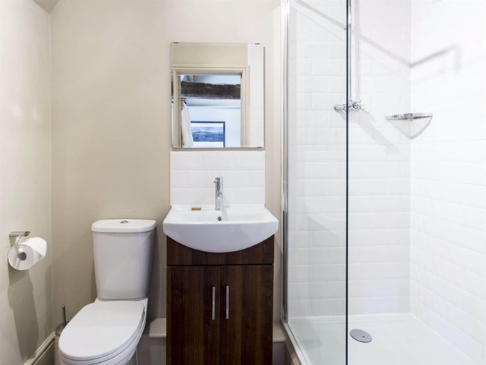 Bathroom 5, The Bell Inn, Gloucestershire