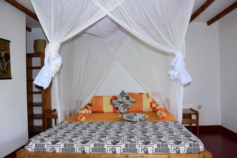 Bedroom 3, Meru View Lodge, Meru