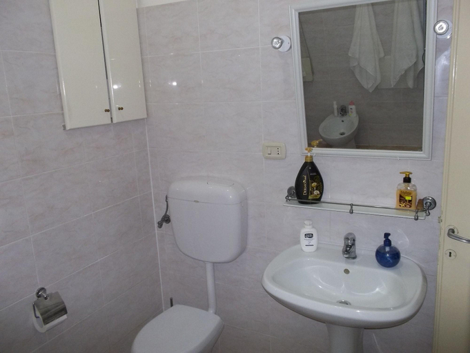 Bathroom 5, Victoria B&B, Catania