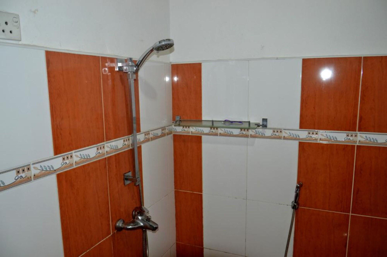 Bathroom 4, Crystal Lake Resort, K.F.G. & G. Korale