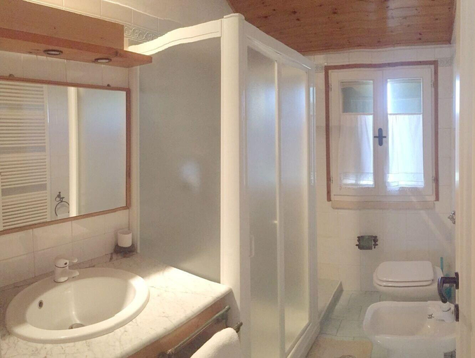 Bathroom 4, Locanda Agnella, Mantua