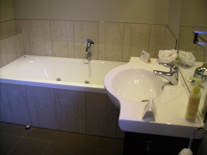 Bathroom 4, Albert Court Motor Lodge, Hamilton