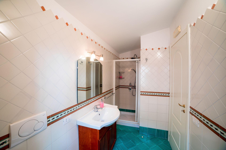 Bathroom 5, Il Roseto, Salerno