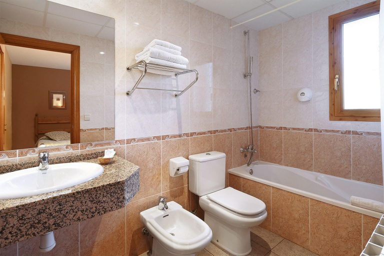 Bathroom 5, Hotel Restaurante Revestido, Huesca