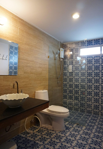 Bathroom 5, Baan Ongkharak bed and breakfast, Dusit