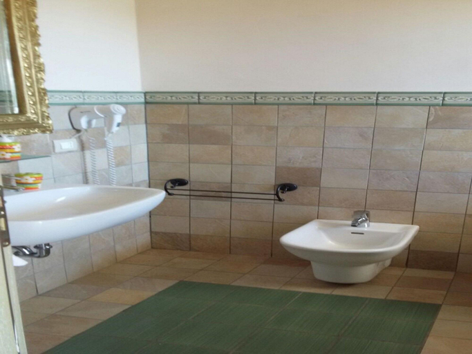 Bathroom 4, Hotel Senator Mediterraneo, Cosenza
